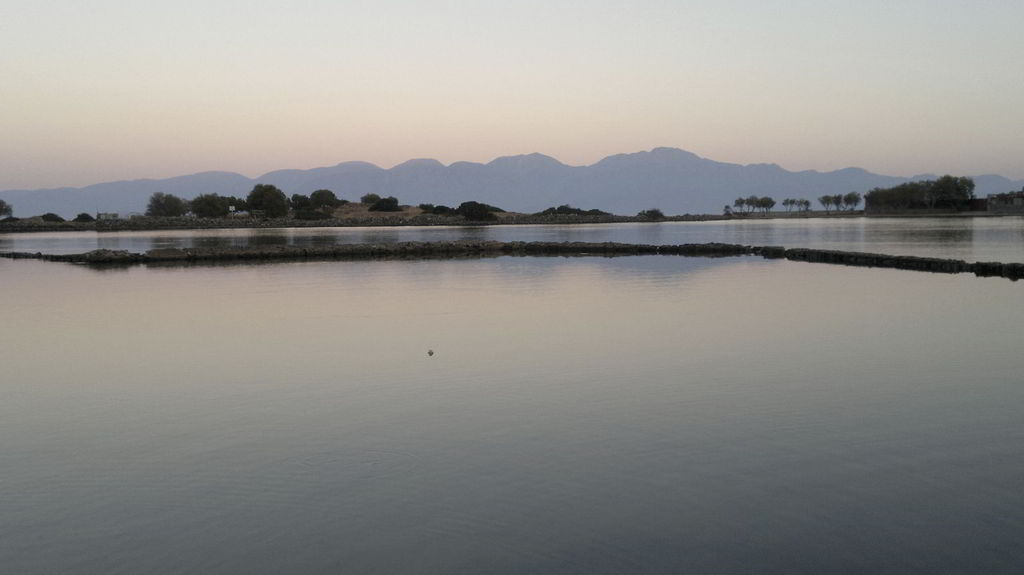 Στη διαδρομή προς το παγκόσμιας φήμης τουριστικό θέρετρο, την Ελούντα σταματήστε, όπου σας αρέσει για φωτογράφηση και πριν φτάσετε στον οικισμό δεξιά σας είναι οι αλυκές, όπου μπορείτε να παρατηρήσετε τα σπάνια είδη πουλιών.