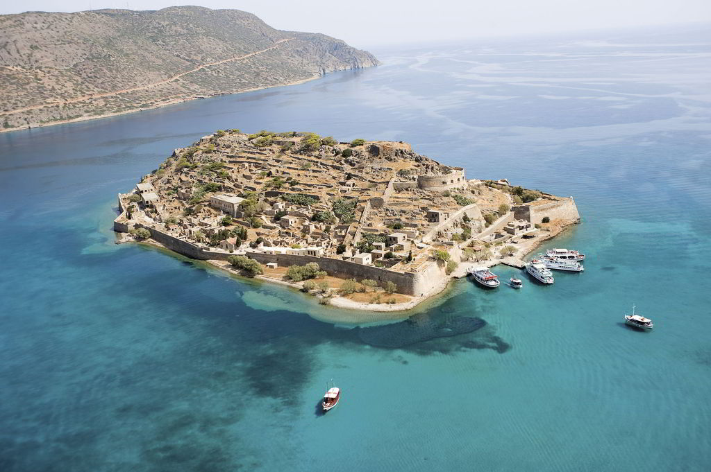 Σπιναλόγκα. Η “Σπιναλόγκα” σήμερα είναι ένα ακατοίκητο νησί, πολύ δημοφιλές τουριστικό αξιοθέατο στην Κρήτη. Εκτός από την εγκαταλειμμένη αποικία λεπρών και το φρούριο, η Σπιναλόγκα είναι γνωστή για τις μικρές παραλίες με βότσαλο και ρηχά νερά. Το νησί είναι εύκολα προσβάσιμο από την Πλάκα, την Ελούντα και τον Άγιο Νικόλαο. Δεν υπάρχει δυνατότητα διαμονής στη Σπιναλόγκα, που σημαίνει ότι όλες οι ξεναγήσεις διαρκούν μόνο λίγες ώρες.
Το ταξίδι με το βαρκάκι από την Ελούντα διαρκεί περίπου δεκαπέντε λεπτά, ενώ για εκείνους που αναχωρούν από τον Άγιο Νικόλαο μπορεί να διαρκέσει περίπου μία ώρα.
