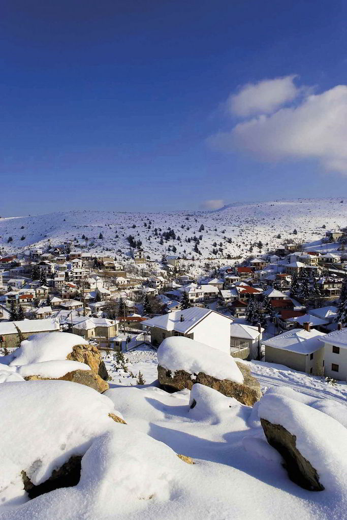 Xωριό Σέλι. Το χωριό Σέλι, κτισμένο στο όρος Βέρμιο, με το ομώνυμο Εθνικό Χιονοδρομικό Κέντρο Σελίου, το πρώτο χιονοδρομικό κέντρο της Ελλάδας. Η κορυφή του βουνού αγγίζει τα 1.900 μέτρα, προσφέροντας ένα εντυπωσιακό θέαμα προς τον χιονισμένο Όλυμπο.
