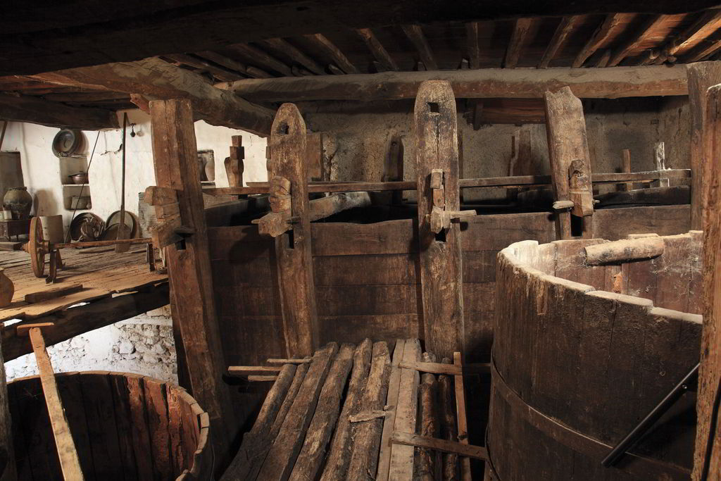 Παλαιό πατητήρι στη Γουμένισσα. Το παλιό πατητήρι του 1854 μαρτυρεί την αμπελουργική ιστορία της Γουμένισσας, με πολλά επισκέψιμα οινοποιεία. Τα περίφημα τοπικά κρασιά θα συνοδέψουν παραδοσιακά πιάτα, απολαμβάνοντας τα φημισμένα «Χάλκινα της Γουμένισσας» με τον εκρηκτικό και «χάλκινο» ήχο και το βαλκανικό αποτύπωμα στη μουσική τους.
