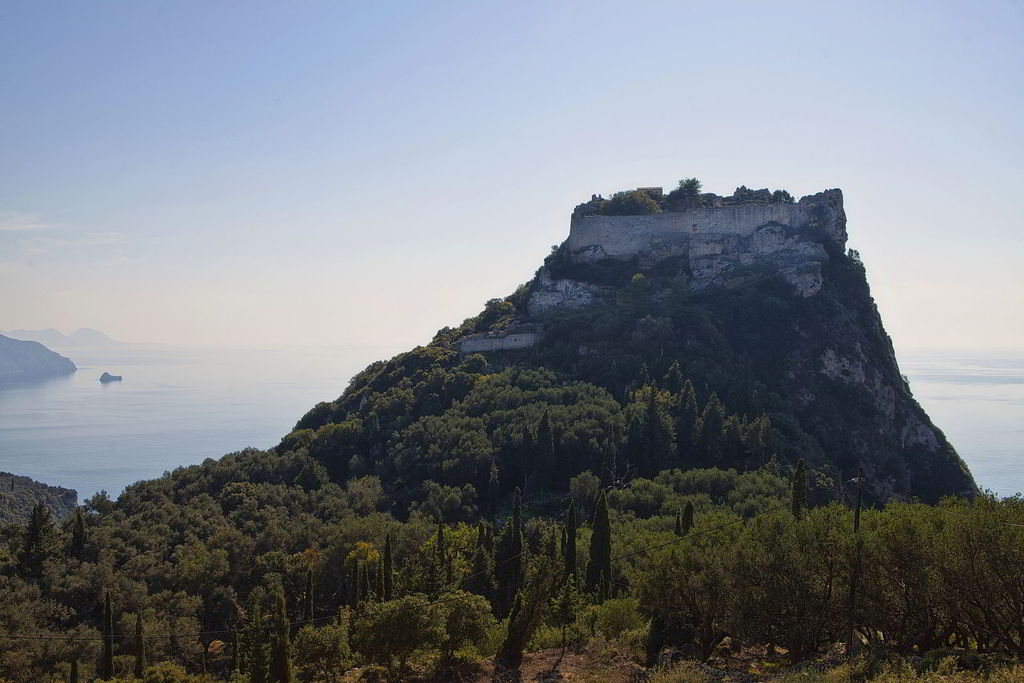 Αγγελόκαστρο. Μοναδικό κάστρο της βυζαντινής περιόδου και ένα από τα πιο καλά διατηρημένα στον ελλαδικό χώρο, κρατά ακόμα κρυμμένα τα μυστικά του χτισμένο στην ψηλότερη κορυφή της βορειοδυτικής Κέρκυρας. Απόρθητο αφού πολλές φορές προσπάθησαν να το καταλάβουν χωρίς όμως επιτυχία (ακόμα και ο θρυλικός Μπαρμπαρόσα το 1537).