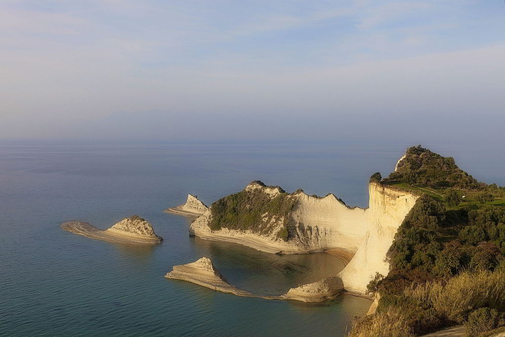 Canal d’ amour: Το Canal d’ amour βρίσκεται στη βόρεια πλευρά του νησιού, στο γραφικό Σιδάρι και αποτελεί ένα μοναδικό γλυπτό της φύσης. Η θάλασσα διαβρώνοντας τα πηλώδη πετρώματα κατάφερε να σμιλέψει τα βράχια και να φτιάξει μια από τις ωραιότερες παραλίες του νησιού που αποτελεί πόλο έλξης των τουριστών. Υπόγειες σπηλιές και καταγάλανα νερά συνθέτουν το τοπίο.
Ο μύθος πως όποια ζευγάρια κολυμπήσουν στα καταγάλανα νερά θα είναι για πάντα μαζί κρατάει ως τις μέρες μας δίνοντας έτσι άλλο ένα λόγο να το επισκεφθούν οι ερωτευμένοι ...
