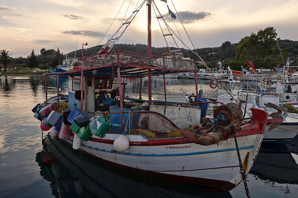 Η φιλοσοφία του να είσαι ψαράς. Μπορείτε να βρείτε άφθονο ψάρι, πάντοτε φρέσκο και ανάλογα με το τι επιθυμείτε, μαγειρεμένο με παραδοσιακή συνταγή έως και γκουρμέ.
Πλησιάστε τις ψαρόβαρκες που δένουν στο λιμανάκι, μιλήστε με τους ψαράδες και μάθετε από τους ίδιους πόσο αγαπούν την θάλασσα και τι σημαίνει να είσαι ψαράς και μην διστάσετε, ζητήστε μια βόλτα με την τράτα...
