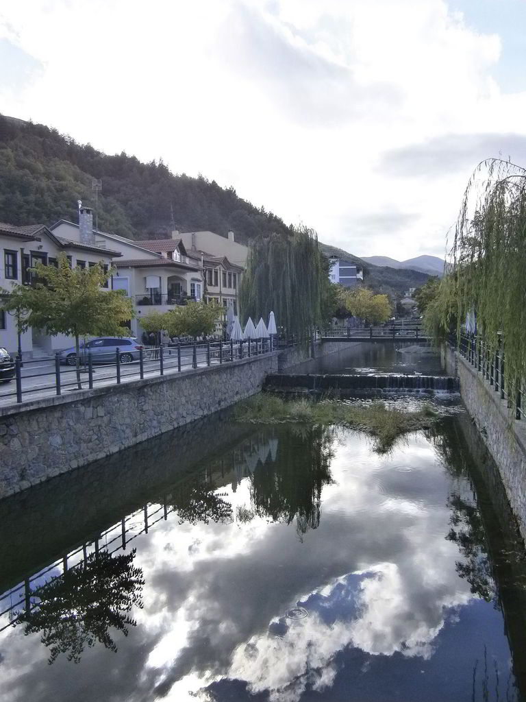 The Skouleva river crosses the city of Florina.