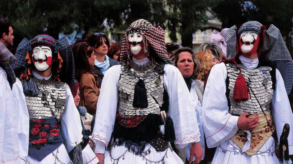Νάουσα – Αποκριά, Γενίτσαροι και Μπούλες: ένα έθιμο με βαθιές ρίζες, που στο πέρασμα της μακραίωνης ιστορίας του ενσωμάτωσε στοιχεία της τοπικής παράδοσης και των ηρωικών αγώνων.