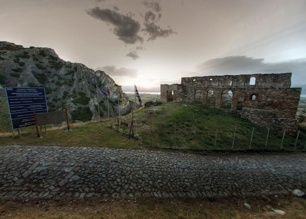 The Byzantine ‘Castle of Servia’. (Photo: Apostolos Tsolakis) “The Byzantine Castle of Servia, which possibly built in the 6th or 7th century ad, lies at the western extremities of Pieria. It is built on a high location, on the eastern one of the twin hills that rise above the present day town, leaving a small pass for the stream that runs amongst them.”
